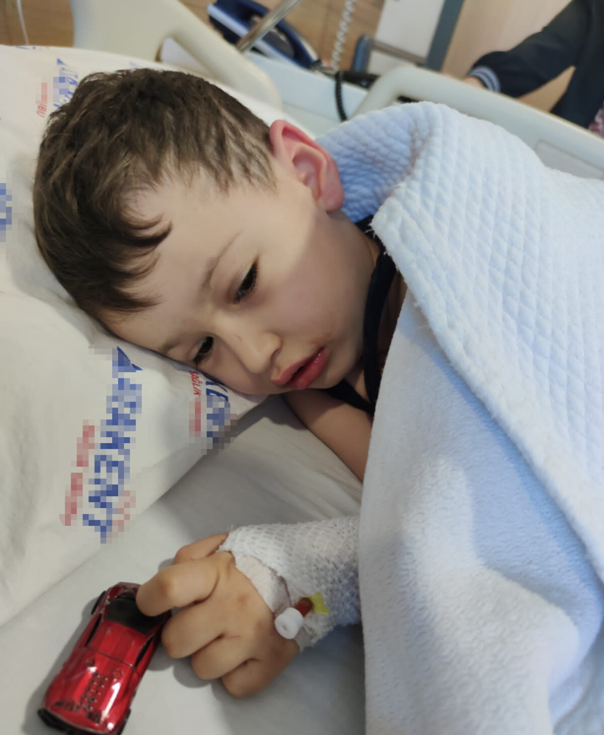 Neyfel Tosun'un avukatı Koray Can Köse ise doktor ve hastane hakkında suç duyusunda bulunduklarını belirterek, "Hem teşhis hem de tedavi noktasında çok ağır bir ihmal ve kusur söz konusu. Burada sorumlu olan kişi ve kurumlara yönelik olarak Yalova Cumhuriyet Başsavcılığı nezdinde hukuki süreci başlattık, suç duyurusunda bulunduk. Aynı zamanda maddi ve manevi tazminat taleplerimize ilişkin olarak da yine başvurularımızı gerçekleştirdik. Konu yargıya intikal etmiş durumda. Bundan sonra hukuki sürecin sonuçlanmasını bekleyeceğiz" diye konuştu.<br><br>