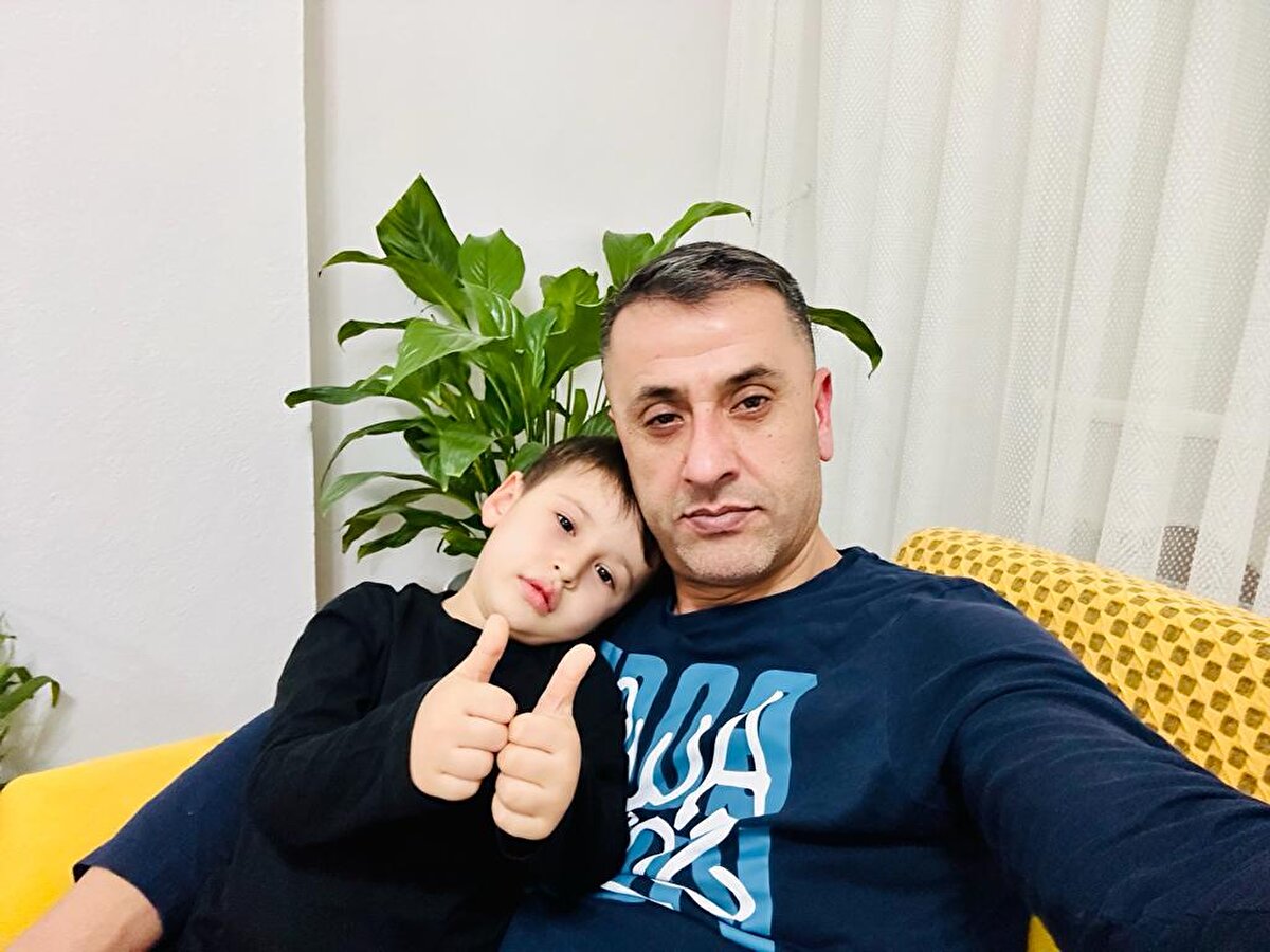 Doktorun hatasını telafi etmek için yeni bir ameliyat önerdiğini de aktaran Tosun, "Bu çocuk 3,5 yaşında. 1,5 senedir antibiyotik tedavisi görüyor. Bu çocuğu entübe ettiniz, 3 saat boyunca narkoz verdiniz. 3,5 yaşındaki bir çocuğun böbrekleri ne kadar dayanır antibiyotiğe? Tekrar entübe edeceksiniz, narkoz vereceksiniz. Bu, büyük bir sorumsuzluktur. Nasıl unutulur? Bu hastaneye, çocuğumun bademcik şikayeti ile gittim. Bademciğini almıyorsun, kulağına tüp takıyorsun ve geniz etini alıyorsun. Nasıl unutulabilir bu? Daha büyük bir sorunla karşılaşsak ne olurdu? Bunun vebalini, günahını kim çekecekti? Bir baba olarak ben mi çekecektim, doktor mu çekecekti, özel hastane mi çekecekti? Şikayetçiyim. Sağlık Bakanlığı'na, Sağlık İl Müdürlüğü'ne gerekli şikayetlerimi yapacağım" dedi.<br><br>