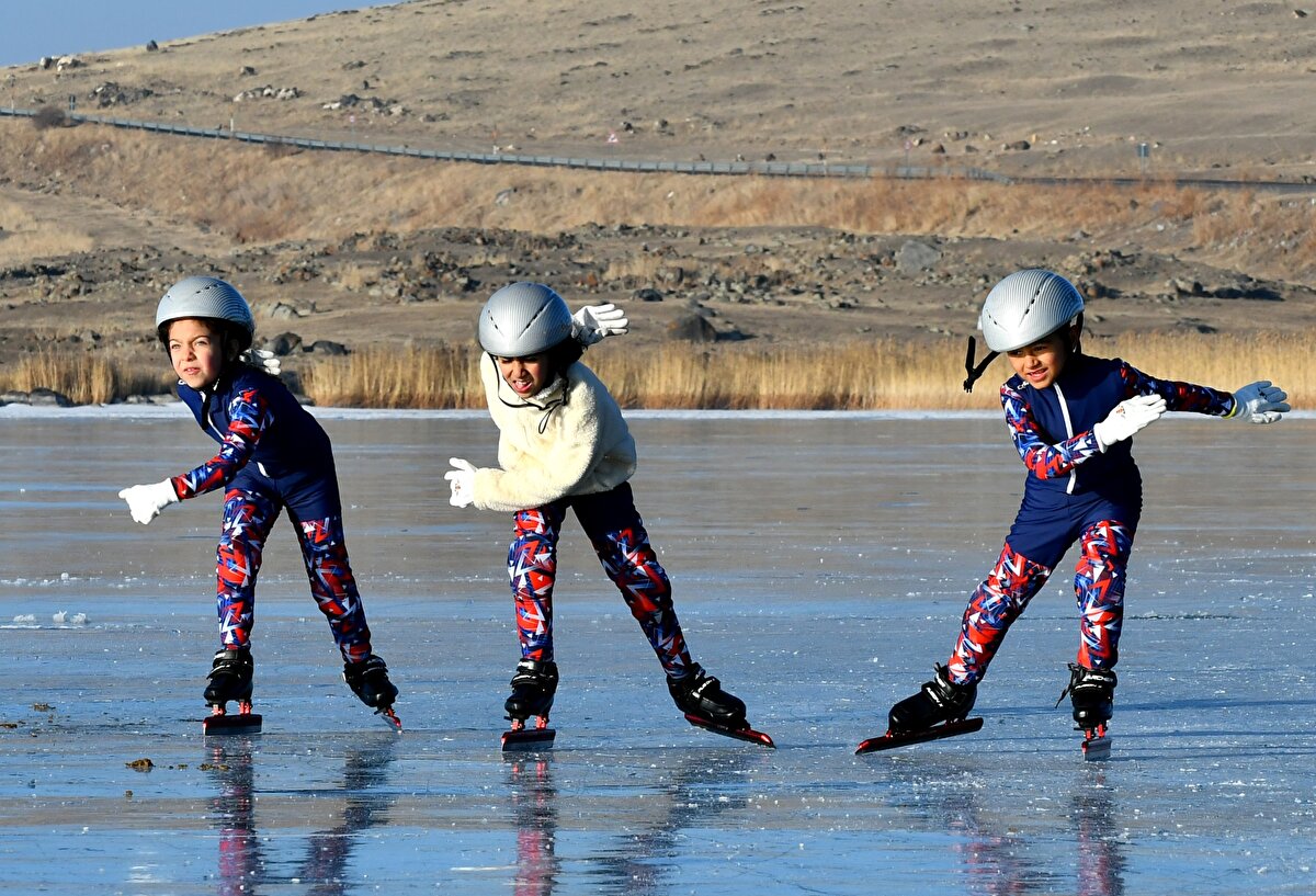 Tesis amiri Sefer Gören, AA muhabirine, sporcuların Çıldır Gölü üzerinde farklı bir deneyim kazandıklarını söyledi.<br><br>Salonlarının açılmasıyla sporcu yetiştirmeye başladıklarını belirten Gören, "Kars'ta 280 öğrencimizle sürat pateni yapıyoruz, 6 ay içiresinde sporcular iyi bir duruma geldiler. Çocuklarımıza bir şeyler katmaya çalışıyoruz. Çocuklarımız çok gayretliler. Yetenekli sporcularımız buzun üzerinde kendilerini rahat hissediyor. Şubat ayında Türkiye Şampiyonamız var, çocuklarımızı şimdi ona hazırlıyoruz." dedi.