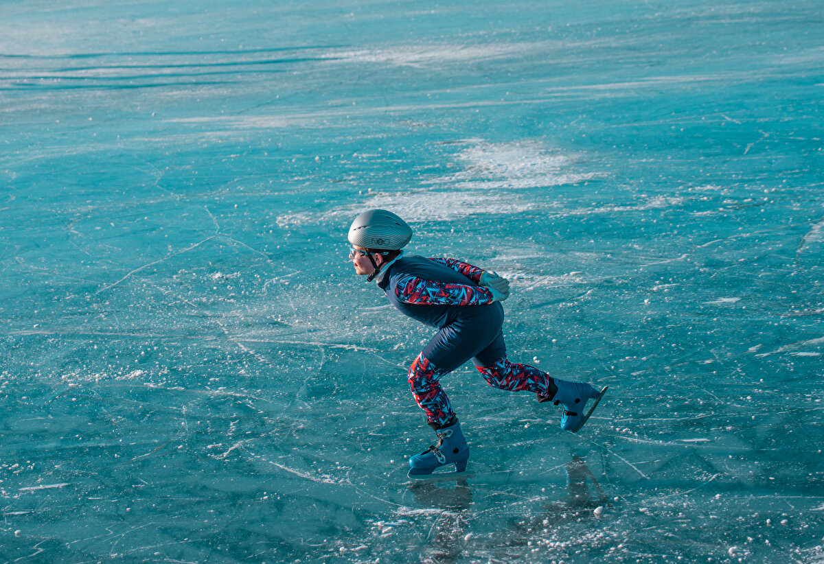 Kars'ta sürat pateni (short track) sporcuları, soğuk havanın etkisiyle yüzeyinin büyük bölümü donan Çıldır Gölü'nde yaptıkları antrenmanlarla Türkiye Şampiyonası'na hazırlanıyor.