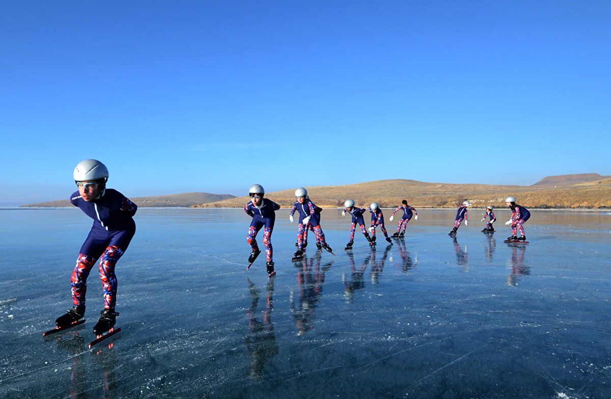Antrenör Gülçin Evgi de Çıldır Gölü'ndeki doğal buzun, tesistekine göre daha kalın ve sert olduğunu, çocukların bacaklarını daha fazla yorabildiğini ancak sporcuların iyi durumda olduğunu anlattı.<br><br>Önlerinde Türkiye Şampiyonası'nın bulunduğunu dile getiren Evgi, "Oradan madalya ile döneceğimizi umuyorum. Çıldır Gölü çok iyi, ara ara gelerek burada antrenman yapacağız." ifadesini kullandı.