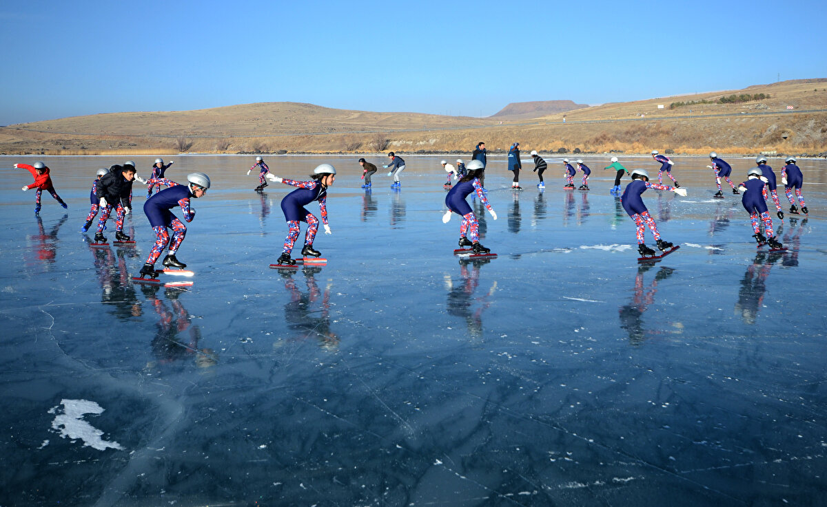Doğal buzda çocukların keyifle paten yaptıklarını vurgulayan Gören, "Bizim yaptığımız buz da birbirine yakın ama doğal buz daha sert, çocuklar buranın keyfini yaşıyor. Çalışmalarımız iyi gidiyor, amacımız buradaki sporcularımızın Avrupa'da Türkiye'yi temsil etmelerini sağlamak." diye konuştu.<br>