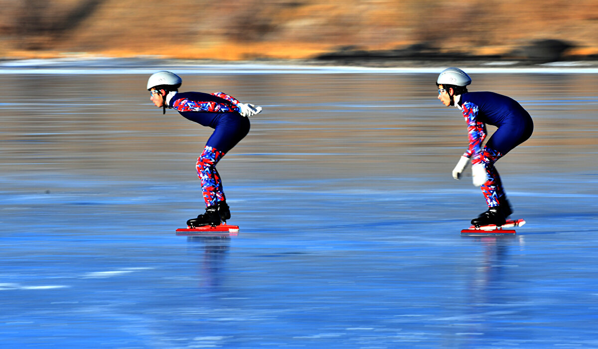 Türkiye'nin en büyük doğal buz pisti olma özelliği taşıyan gölde sporculara Kars Olimpik Buz Sporları Salonu tesis amiri Sefer Gören ve short track antrenörü Gülçin Evgi eşlik ediyor.<br>