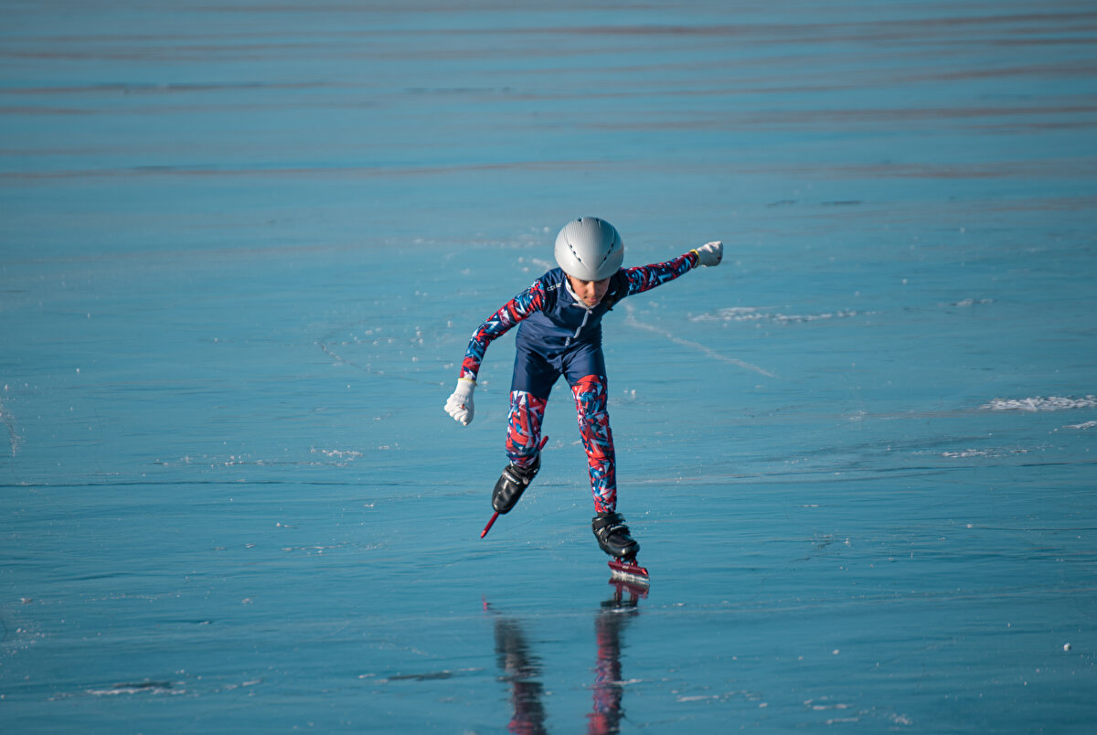 Gençlik ve Spor İl Müdürlüğünce açılan kurslarla Kars Olimpik Buz Sporları Salonu'nda haftanın 6 günü eğitim gören sporcular, yüzeyi buzla kaplanan gölde kondisyon çalışması yapıyor.<br>