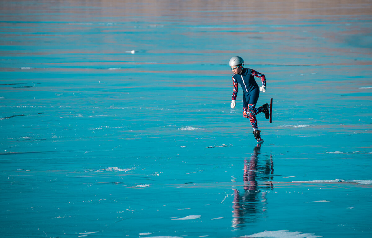 Arpaçay ilçesi Kütük Ev bölgesinde doğal buz pisti alanında bir araya gelen sporcular, burada hem antrenman yapıyor hem de eğlenceli vakit geçiriyor.<br>