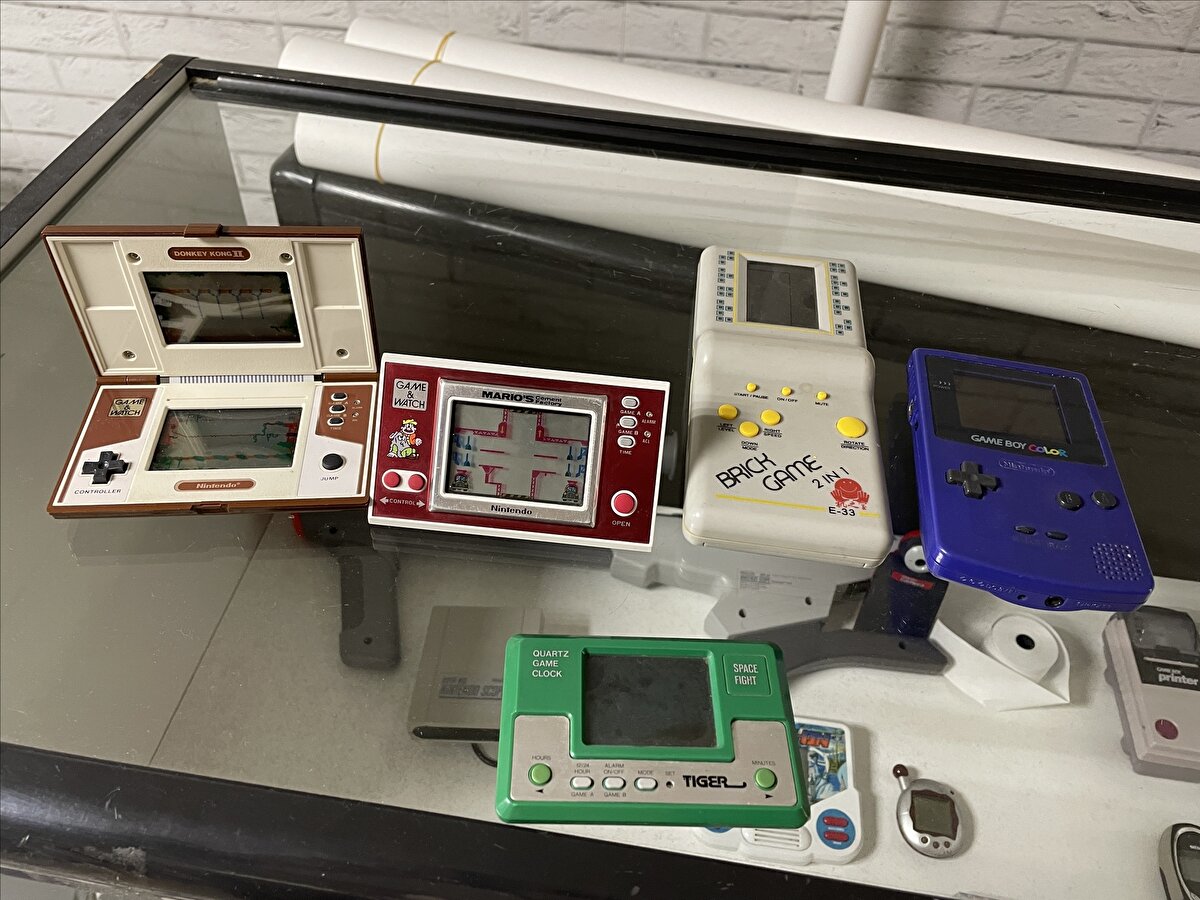 1980'li yıllarda doğduğunu ve çocukluğunu 1990'larda geçirdiğini belirten Murawski, "O yılları tabii ki özlüyoruz. Nintendo ile başlayan bir süreç ama o dönem Polonya'da Nintendo belirli sebeplerle bulunamıyordu. Bizdeki ismi Pegasus olarak belirlenmişti. Pegasus ile başlayan Sega, PlayStation gibi konsollarla devam eden bir süreç." dedi.<br>