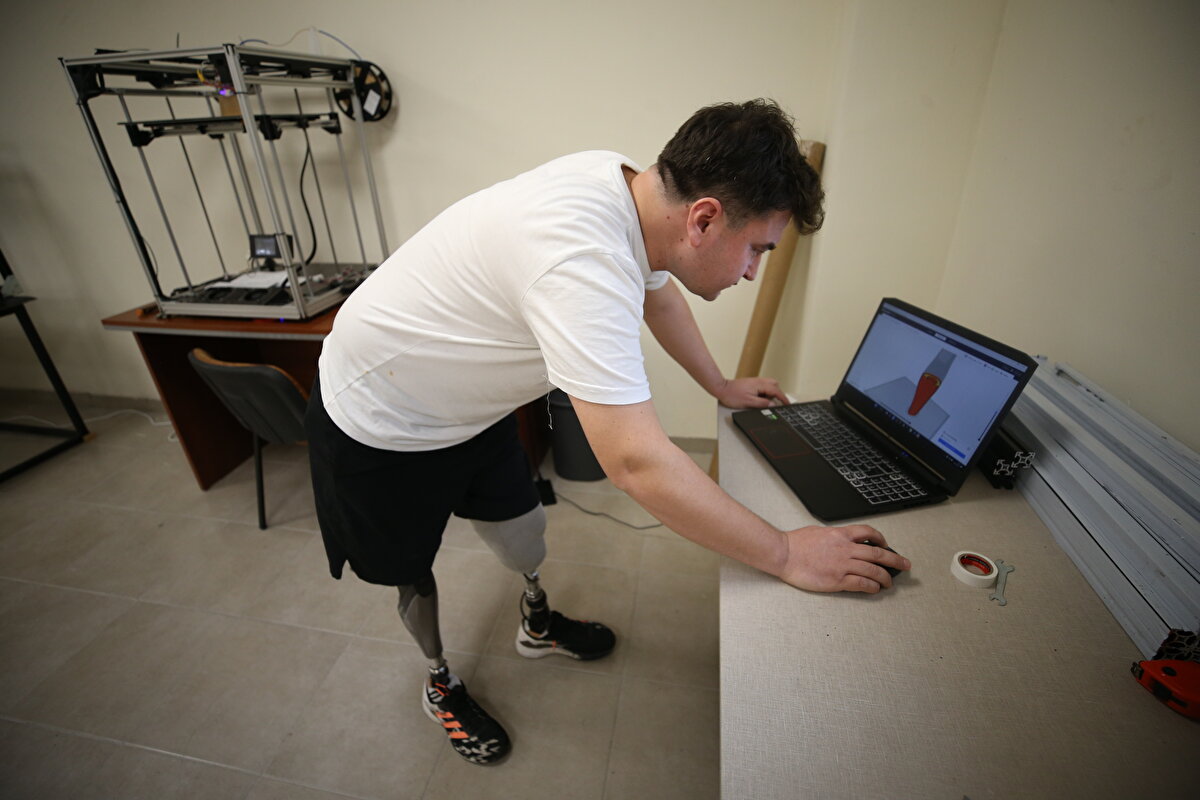 Kendisi gibi bacaklarını kaybedenlere çözüm olmanın mutluluğunu yaşayan Dağlı, gayreti ve çalışma azmini çevresinin takdirini kazanıyor.