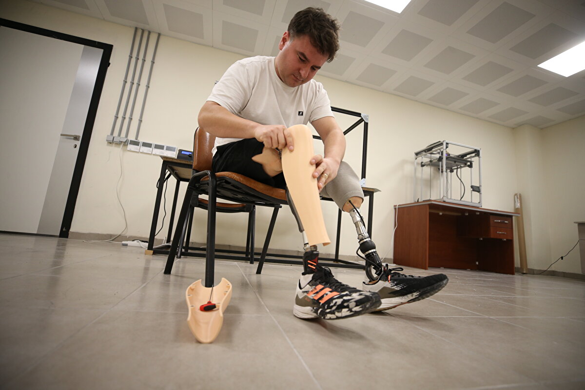 Hayata küsmeyen ve kendisini sürekli geliştiren Dağlı, protez bacağın kötü görüntüsünden kurtulmak ve darbelere karşı dirençli olmasını sağlamak için araştırmalar yapmaya başladı.