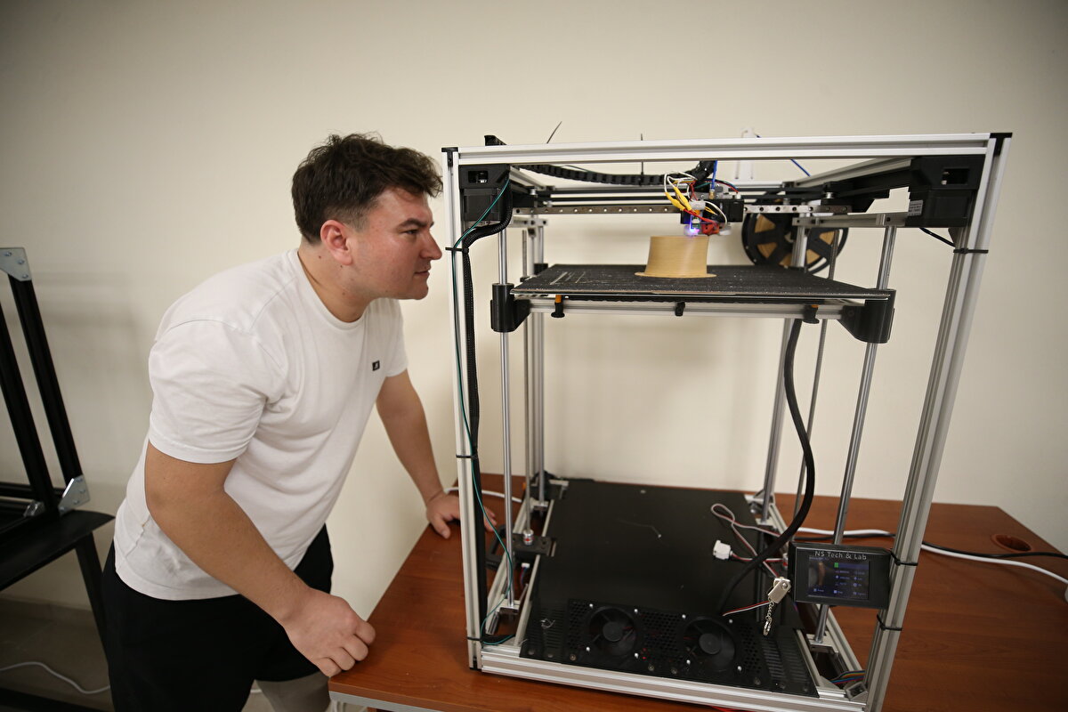 Dağlı, yurt dışında da birkaç büyük şirketin üretim yaptığını dile getirdi.<br><br>Dışarıdan gelen ürünlerde yerli üretime göre fiyat farkının fazla olduğunu vurgulan Dağlı, şunları kaydetti:<br><br>"Şu anda nihai ürünümüzün projesi tamamlandı. İmalat aşamasına hazır fakat uzun soluklu kullanıcı deneyimiyle bu işi neticelendirdikten sonra patentine başvuracağız. Hedefim öncelikle protez kaplaması yapmak. Daha sonra da protez ayak üretmek istiyorum. Bu sürece gelirken sistematik bir eğitimden geçmedim. İhtiyaca yönelik araştırıp öğrenerek karşılaştığımız sıkıntıları aşma yoluyla ilerliyoruz. Bu konu üzerine eğitim alacak zamanım olmadı. Şu anda teknokentten de destekler alarak ilerliyorum. Eksik kaldığım konularda bana yardım ediyorlar. Yaralandıktan sonra görevime devam edemeyince benim durumumda olan herkese faydalı olabilecek bir şeyler yapmak istedim. Bundan dolayı bu alanda çalışma yapmayı tercih ettim."