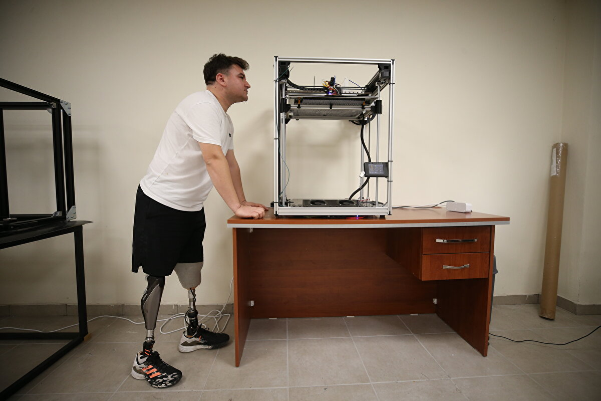 Dağlı, projesinin Balıkesir Teknokent tarafından kabul edilmesinin ardından Ar-Ge çalışmalarına burada devam ettiğini belirterek, şöyle konuştu:<br><br>"Prototiplerden sonra kullanılabilir modellere eriştim. Tabii ki ben de kullanıcı olduğum için ürettiğim ürünleri uzun süredir deniyorum. Eksik yanlarını tespit edip üretim sürecine dahil ederek mükemmel ürüne ulaşmaya çalışıyorum. Şu anda kullanılabilir ürünlerimiz var. Benim hedefimdeki ürün dokusal olarak daha yumuşak, esnek olacak. Bacağa tam, insan anatomisine uygun bir şekilde kullanıcıyı rahat ettirecek, aynı zamanda protez bacakları dış etkenlere karşı koruyabilecek bir ürün hedefliyorum. Normal şartlarda şu anda ticarileşebilecek ürünlerimiz var, fakat bunları henüz piyasaya sürmüyoruz. Daha mükemmelini yapmak için Ar-Ge'ye devam ediyoruz."