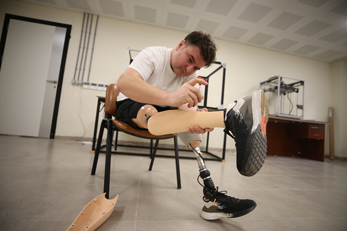 Jandarma Astsubay Meslek Yüksek Okulu'na 2005'te öğrenci olarak katılan Dağlı, iki yıl sonra buradan mezun oldu. Muğla, Hakkari, İstanbul ve daha sonra Bingöl'e tayin olan Dağlı, 2016 yılında çukur operasyonlarında Yüksekova'da görev yaptı. Dağlı, 24 Mart 2016'da operasyon sırasında teröristlerce döşenen el yapımı mayının patlaması sonucu bacaklarından ve gözünden yaralandı.