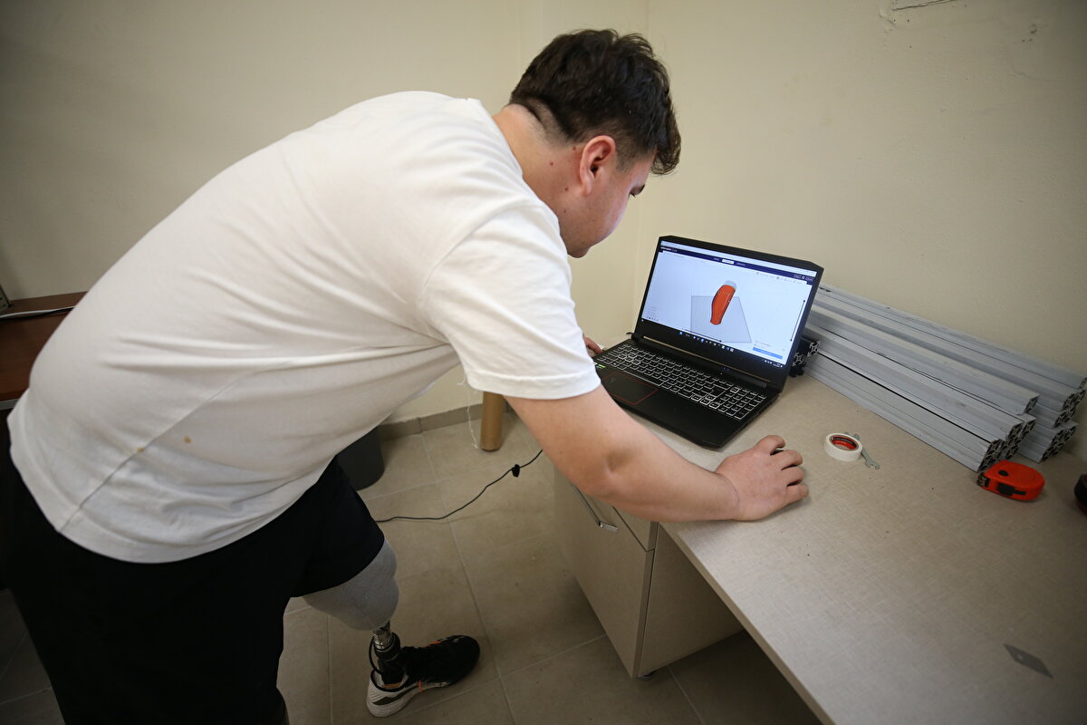 Evli ve 2 çocuk babası olan Gazi Murat Dağlı (36), 3D yazıcılar arasında fiyat ve performans olarak araştırmalar yaparak kendi yazıcısını oluşturduğunu söyledi.