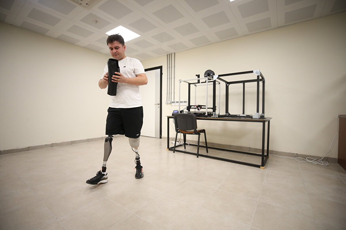 Balıkesir Teknokent Genel Müdürü Öğr. Gör. Burcu Aydemir de Gazi Murat Dağlı'nın çalışmasını öğrendikten sonra kendi engeliyle ilgili insanlara ve gazilere kolaylık sağlayacağını gördüklerini ifade etti.<br><br>Aydemir, Dağlı'nın tüm engelli bireyler için örnek bir kişi olduğunu vurgulayarak, "Onun çalışma ve üretme azmini görünce biz de çok heyecanlandık. Murat hayata çok bağlı birisi, hiç vazgeçmemiş. Hikayesini dinlediğimizde hepimiz çok etkilenmiştik. Murat, engeline rağmen eski görevine dönmek istemiş fakat bu olmamış. Daha sonra kendi çabasıyla modellemeyi, üç boyutlu yazıcıda çalışmayı öğreniyor ve süreç onu buraya kadar getiriyor." dedi.