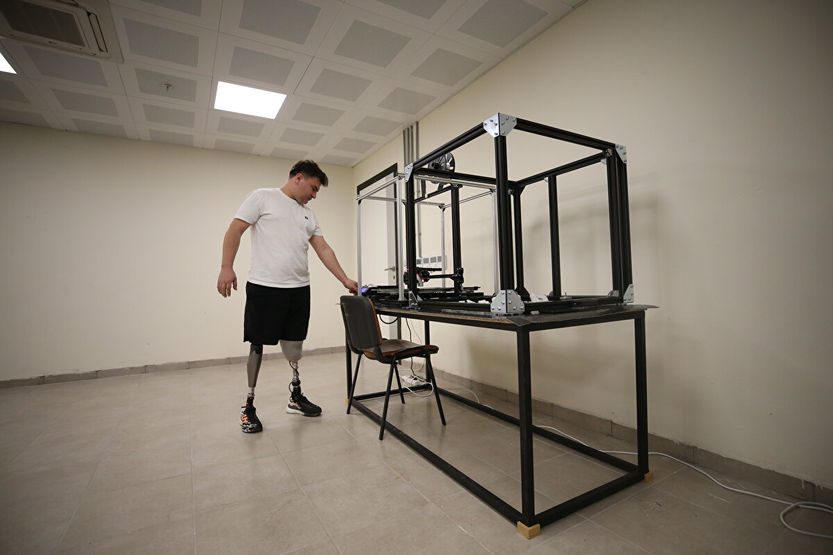 Bilgisayarda kendi çabalarıyla 3 boyutlu modellemeler öğrenen Dağlı, firmasını kurup 3D yazıcı satın alarak "Koruyucu Kozmetik Protez Kaplaması" projesiyle Balıkesir Teknokent'e başvurdu.<br>