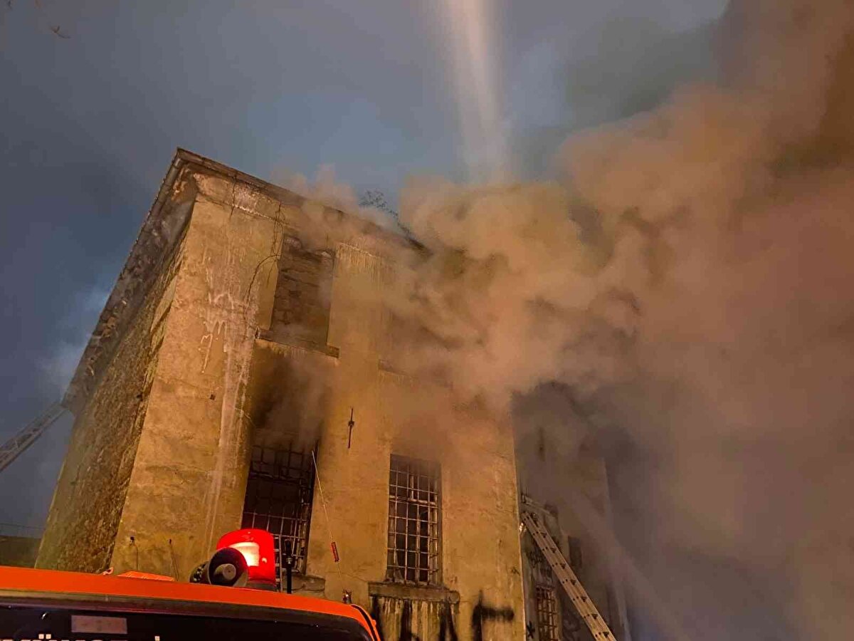 Çıkış nedeni henüz bilinmeyen yangınla ilgili soruşturma başlatıldı.<br><br>