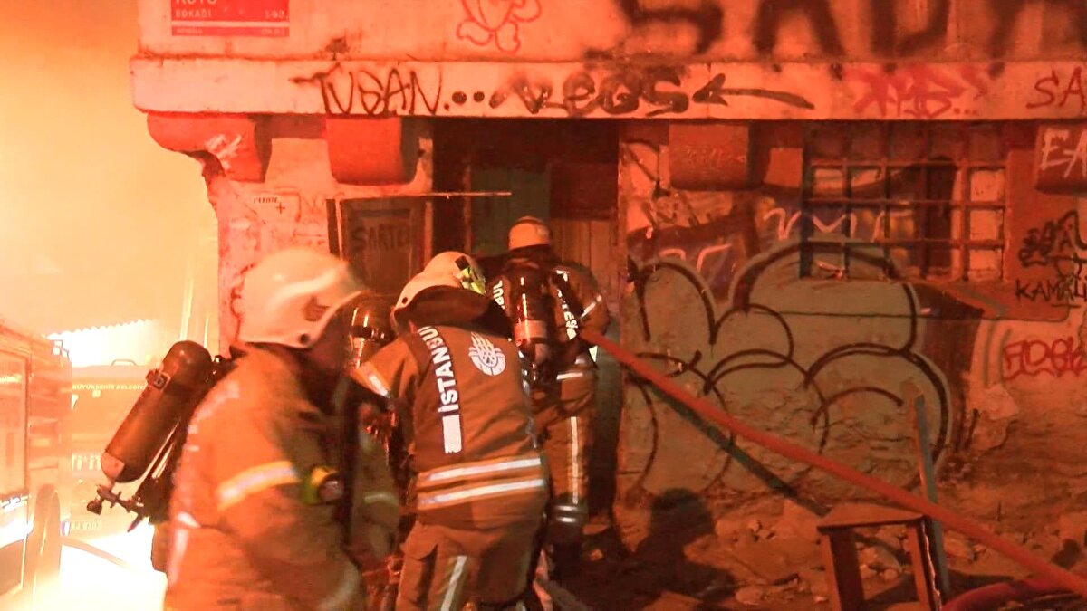 Beyoğlu Müeyyetzade Mahallesi'nde bulunan Surp Pırgiç Ermeni Katolik Kilisesi'nin lojman kısmında saat 21.45 sıralarında yangın çıktı. İhbar üzerine olay yerine çok sayıda sağlık, itfaiye ve polis ekibi sevk edildi.<br><br>
