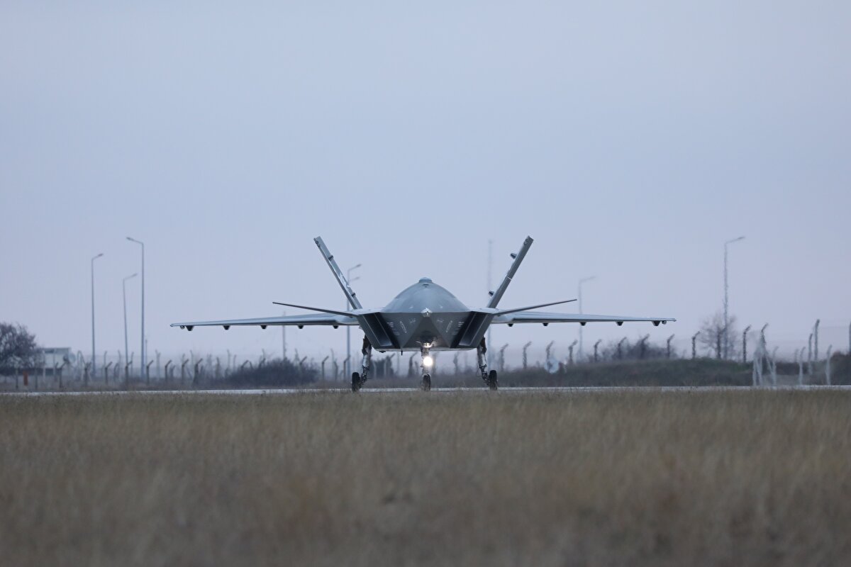 İnsansız savaş uçağı Kızılelma, sistem tanımlama test uçuşunu başarıyla tamamladı.<br>