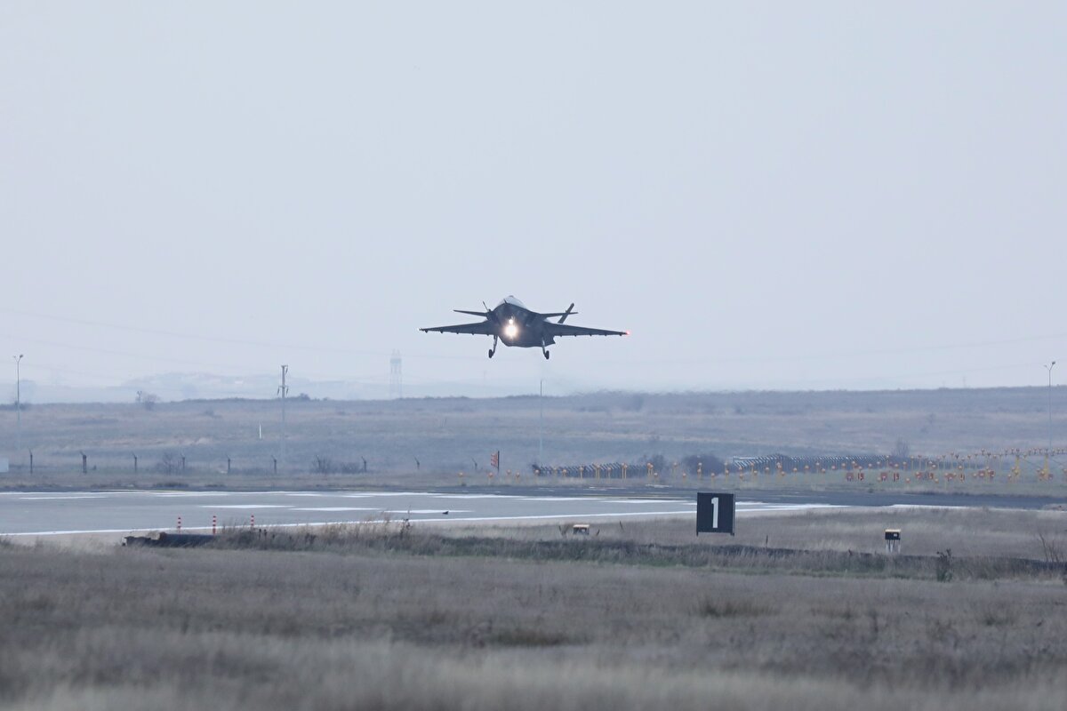 Baykar'ın öz kaynaklarıyla geliştirilen proje 2021'de başladı. İlk uçuş 14 Aralık 2022'de gerçekleşti. Uçak, Türkiye'nin en büyük savaş gemisi olacak TCG Anadolu gibi kısa pistli gemilere iniş ve kalkış yapabilecek.<br><br>Düşük radar izine sahip olacak insansız savaş uçağı 1500 kilo faydalı yük taşıyabilecek. 