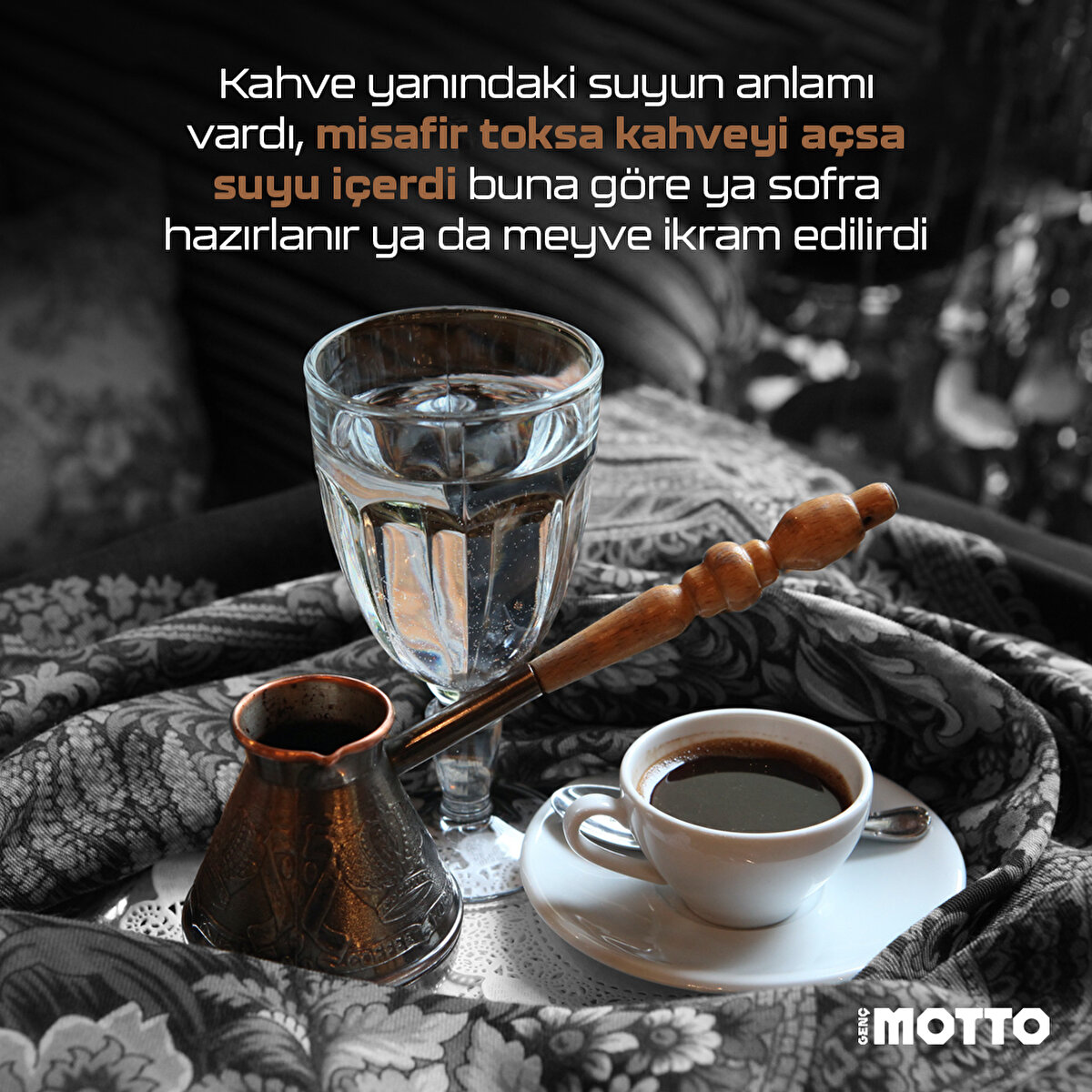 Kahve yanındaki suyun anlamı vardı, misafir toksa kahveyi açsa suyu içerdi buna göre ya sofra hazırlanır ya da meyve ikram edilirdi