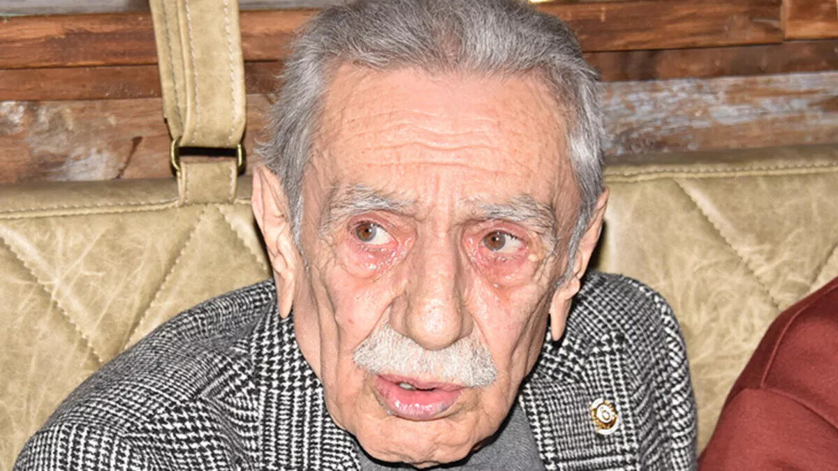 "10 SENEDİR AKLIMA GELMEDİ" <br>Aydemir Akbaş kansere yakalandığını nasıl öğrendiğini böyle anlatmıştı:<br><br>"Baktım sesim kısık. Ihlamur içip duruyorum. Kız kardeşim 'doktora gitmezsen gelip seni alacağım' dedi.