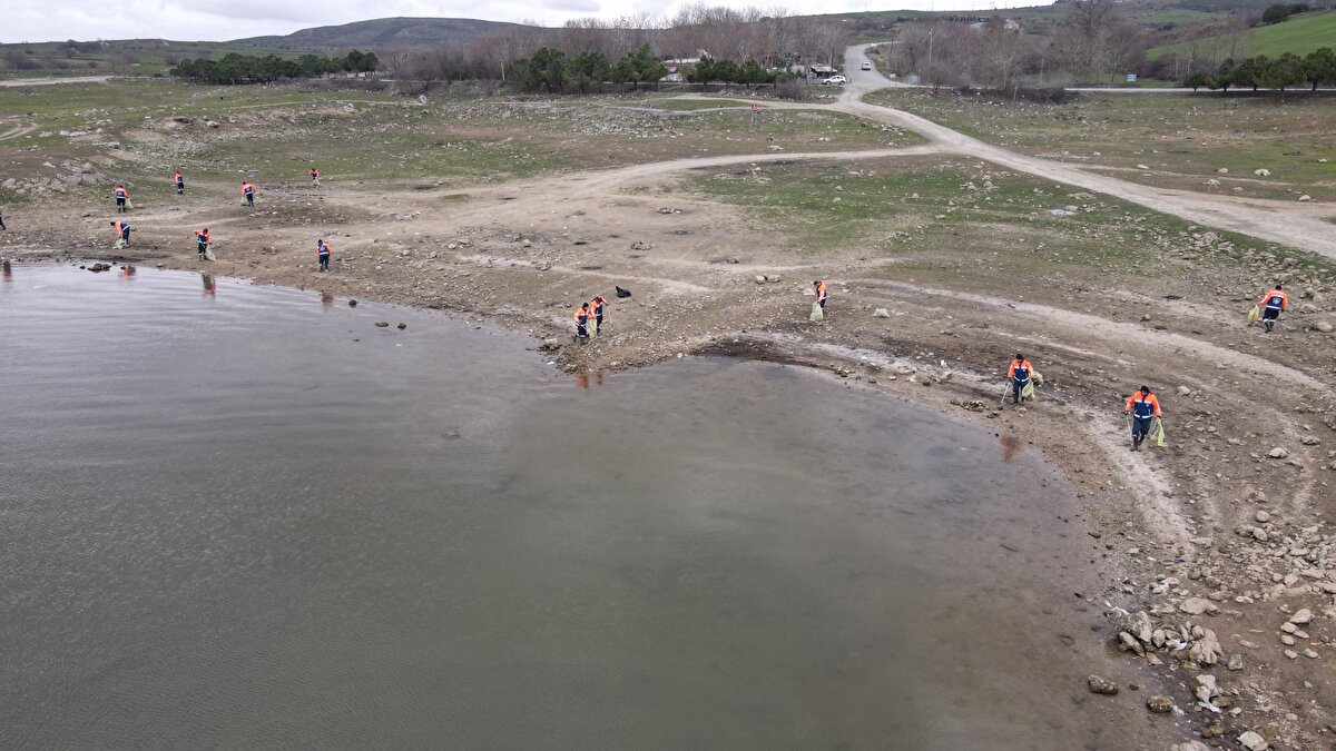 Bugün ölçülen doluluk oranı yüzde 29.65 olarak açıklandı. Barajlarda suların çekilmesinin ardından İBB ekiplerince çevre temizleme planı gerçekleştirdi.
