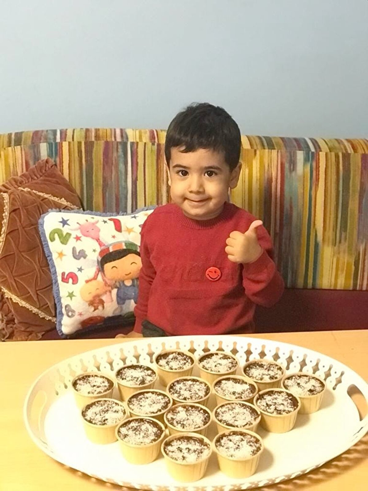 'ÖLÜMLER GÖRÜLEBİLİR'<br>Taşkınoğlu, Strep A'nın kendine fırsat bulduğunda enfeksiyona neden olacağına dikkat çekerek, "Bakteri kendine daha da fırsat bulursa bu enfeksiyonu ilerletip, daha ciddi enfeksiyonlara neden olabiliyor. Alt solunum yolunu, cildi enfekte edebiliyor hatta daha da ilerleyip 'et yiyen bakteri' diye tabir edilen görüntüye sebep oluyor. Hatta kanda yerleşik tabloya sebep olursa 'toksik şok sendromuna' neden oluyor. Bu komplikasyonların sonucu da ölümle seyredebilen ciddi enfeksiyonlar olarak kabul ediliyor. Aslında bu enfeksiyonlar 100 binde 1 ancak görülür, çok sık görülen enfeksiyon değil; ancak vaka sayısı arttıkça tabii ki komplikasyon riski de artıyor. O yüzden de daha sık ölümler görülebilir. İngiltere'de 2014 yılından beri ciddi bir salgın bekleniyordu. 2020'de bu salgın biraz ötelendi; şimdi onu yaşıyorlar. Sadece İngiltere'de değil başka ülkelerden de mesela Kanada'dan ölüm haberleri alıyoruz" dedi.