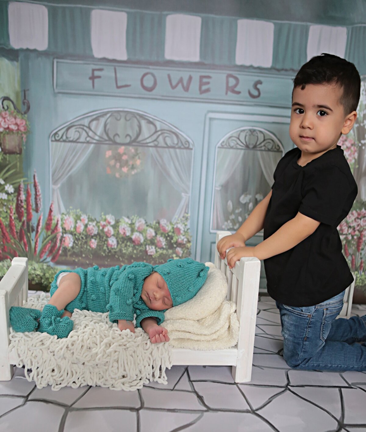 'COVİD-19 ÖNLEMLERİ SALGINI ÖNLEDİ'<br>Mikrobiyoloji Uzmanı Dr. Tutku Taşkınoğlu, Strep A'nın halk arasında beta enfeksiyonu olarak bilinen bakteri türü olduğunu söyledi. Taşkınoğlu, Strep A enfeksiyonun yeni bir enfeksiyon olmadığını, yıllardır mücadele edilen bir bakteri türü olduğunu belirterek, "Aslında 2014 yılından beri bu bakteri türünün bir salgın yapmasını bekliyorduk. Özellikle İngiltere'de 2018'de 'kızıl salgını' yapmıştı. Ciddi bir salgın bekliyorduk; fakat Covid-19 pandemisi nedeniyle alınan önlemler streptokok enfeksiyonun da oluşmasını engelledi. Onun bir salgın haline gelmesini engelledi. Ne yazık ki, pandemi önlemleri ortadan kalkınca bakteri kendine bir alan buldu ve şu an ciddi bir salgın yaşıyoruz, Strep A enfeksiyonunu görüyoruz. Diğer üst solunum enfeksiyonlarından farklı bir bakteri. Virüs değil, bir bakteri ile mücadele ediyoruz. O yüzden elimizde antibiyotik gibi bir silahımız var. Tanısı konursa, antibiyotik ile rahatlıkla tedavi edebildiğimiz bir bakteri ile karşı karşıyayız" diye konuştu.