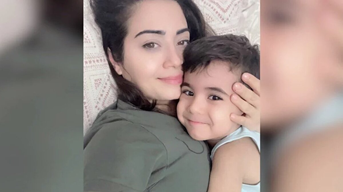 'SOĞUK ALGINLIĞI DEDİLER'<br>DHA'ya konuşan Aras'ın babası Oğuz Buğrahan Sönmez, önce soğuk algınlığı şüphesi ile doktora başvurduklarını belirterek, "Doktorumuz, hafif boğazının kızarık olduğunu, normal soğuk algınlığı olduğunu söylemişti. Ona göre ilaçları verdi. Biz de kullanmaya devam ediyorduk. O gece de her zaman olduğu gibi rutinlerimizi yerine getirdik. Çizgi film izledik, oyun oynadık. Uyuduktan sonra lenflerinin şişmesi ile beraber biz kabakulaktan şüphelendik. Çünkü daha önceden bir rahatsızlığı yoktu. Sonrasında saat 05.00 gibi uyandığında burnunun morardığını gördüğümüzde apar topar menenjit şüphesi ile Etlik Şehir Hastanesi'ne gittik" dedi.