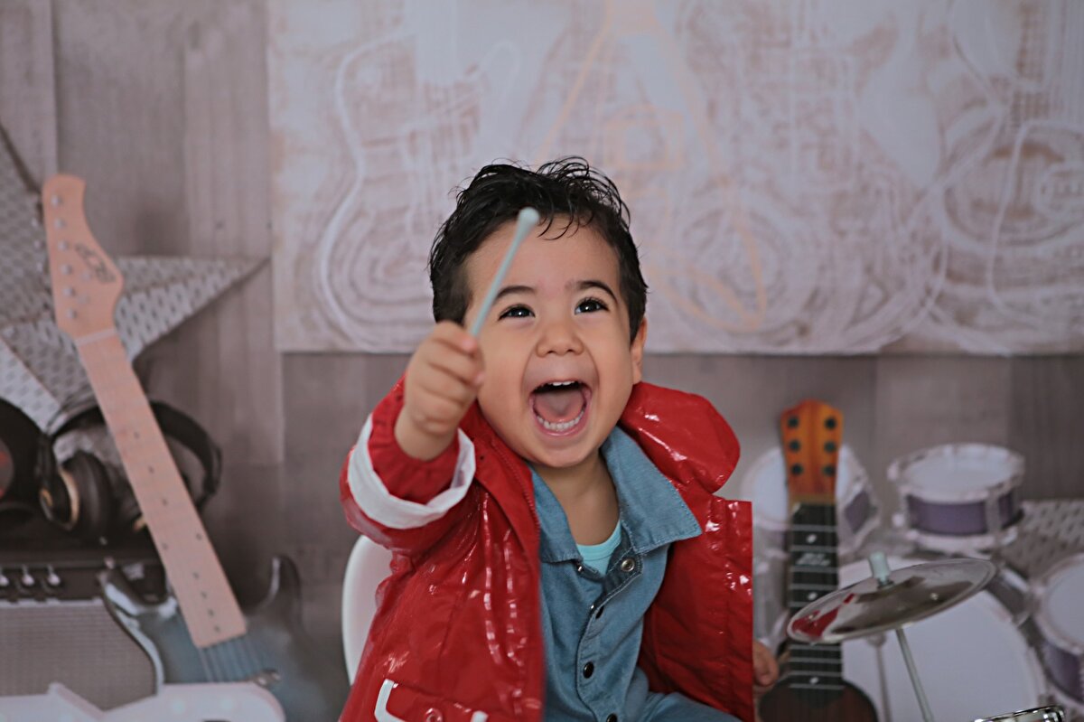 'STREP A BAKTERİSİ OLDUĞUNU SÖYLEDİLER'<br>Etlik Şehir Hastanesi'nde doktorların da önce menenjitten şüphelendiğini sonra 'bakteri olabilir' dediklerini anlatan Sönmez, "Damar yolundan antibiyotik tedavisine başladılar; ama ne ile mücadele ettiklerini bilmiyorlardı. Yoğun bakıma kaldırdılar. Yoğun bakımda biraz süre geçtikten sonra durumunun kritik olduğunu söylediler. Kalbinin kan pompalamayı durdurduğunu, tansiyon alamadıklarını ve son bir yaşama şansının olduğunu; cihaza bağlayıp kanı çevirmek için müdahale edeceklerini söylediler. Biz de gerekli imzaları verdik. Operasyon bitti, ondan sonra trombosit istediler bizden kanı temizlemek için, onu bulduk. Ondan sonra da gece 12.00 gibi artık çocuğumuzun vefat haberini aldık. Sonra tanıyı söyleyemediler bize. Önce ölüm raporunda 'belirlenemeyen bir virüsün hızla yayılmasından dolayı doğal ölüm' dediler. Ertesi gün defnettiğimizde Strep A bakterisi olduğunu söylediler" diye konuştu. <br>Oğuz Buğrahan Sönmez, Aras'ın 9 aylık kız kardeşinin olduğunu ve doktorların ondan da şüphelendiğini belirterek, "Ona 'koruyucu aşı yapalım' dediler. Damar yolundan bir antibiyotik verdiler. Sonra bir saat de hastanede beklettiler. Bulaşıcı oldu mu olmadı mı kontrol ettiler. Çünkü aynı odada uyuyorlardı. Onun sonrasında da bir şey çıkmadı" dedi.