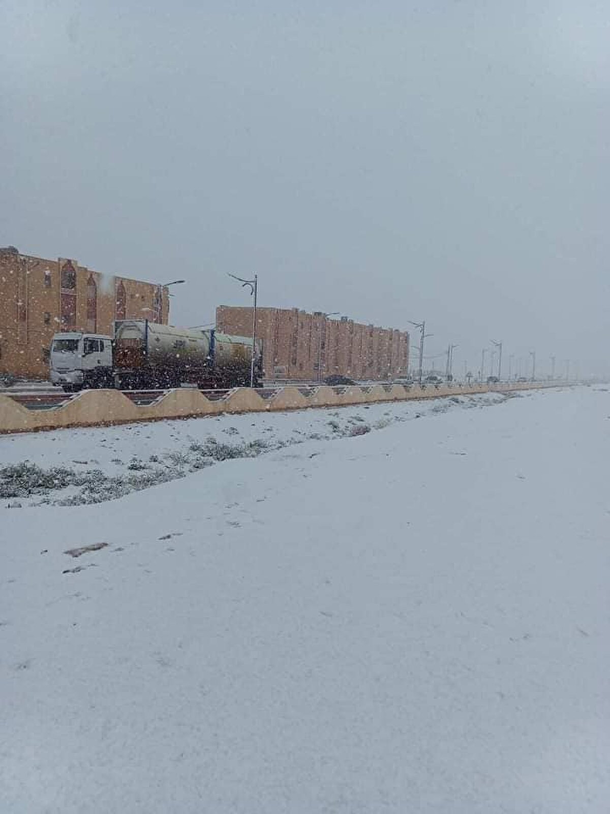 Cezayir Meteoroloji Dairesine göre, bu gece ülkenin güneyindeki Gardaya eyaleti başta olmak üzere diğer çöl bölgelerinde de kar yağması bekleniyor.<br><br>