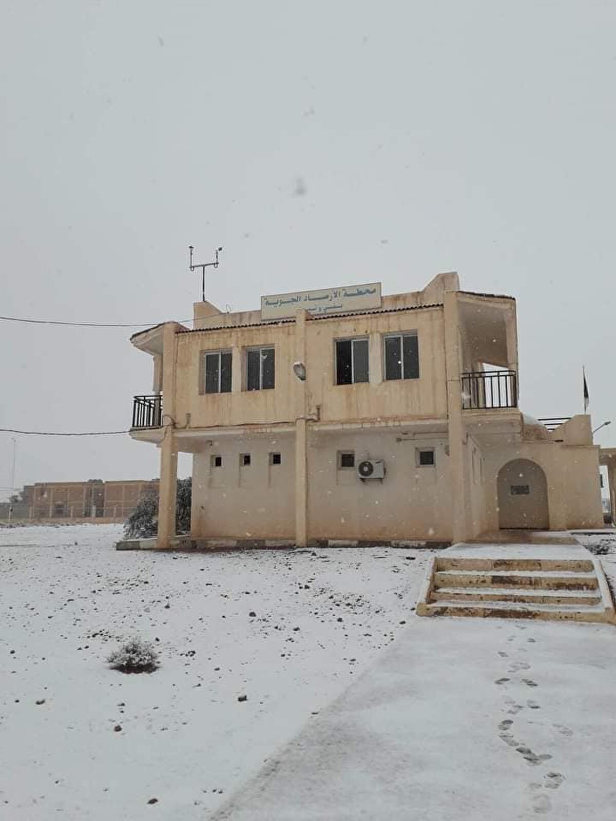 Yoğun kar yağışının etkili olduğu bölgede bazı çöl alanları ve kum tepelerinin beyaza büründüğü görüldü.<br><br>Yerel basına göre, Fas sınırındaki Beşar kentine en son 2012’de kar yağmıştı.