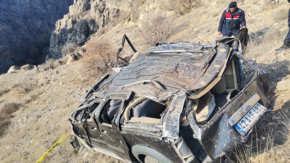 Bu sırada Yılmaz Kahraman'ın içerisinde bulunduğu hafif ticari araç, henüz belirlenemeyen nedenle kayarak yaklaşık 300 metre yükseklikten taklalar atarak kayalık alana düştü.<br><br>