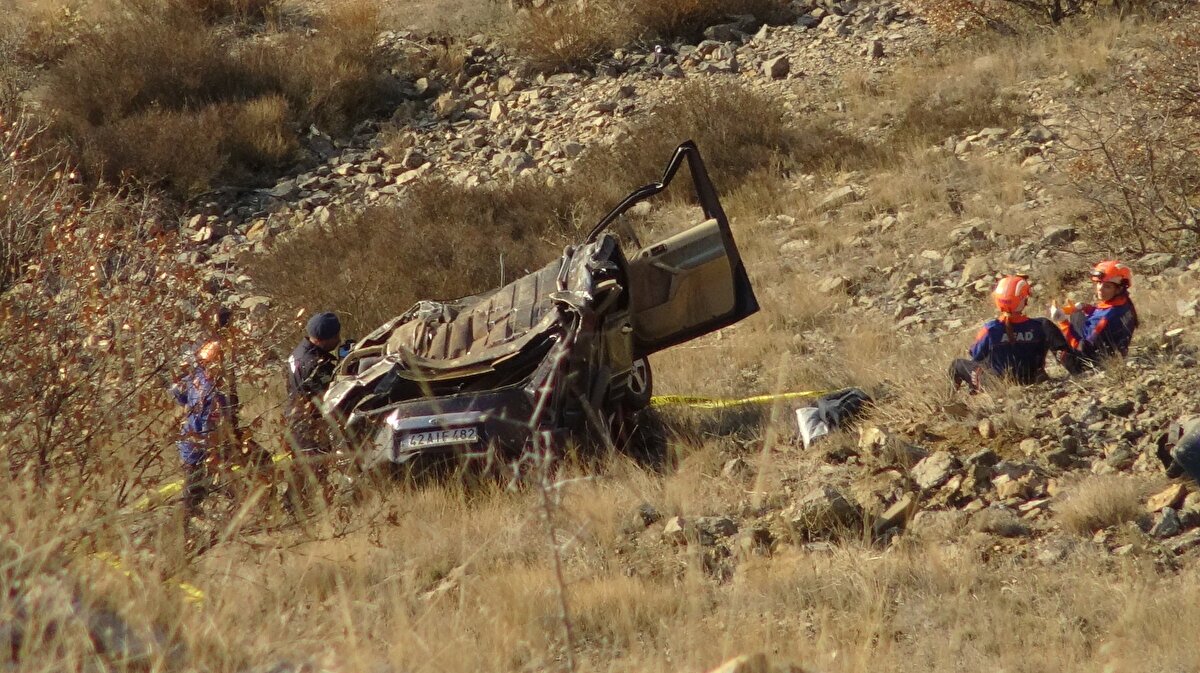 Dün saat 16.00 sıralarında Sandıklı'da Süleyman Ç. ve Yılmaz Kahraman, hafif ticari araçla Çıngırak mevkisine geldi. Süleyman Ç., burada hatıra fotoğrafı çekmek için araçtan indi.<br><br>