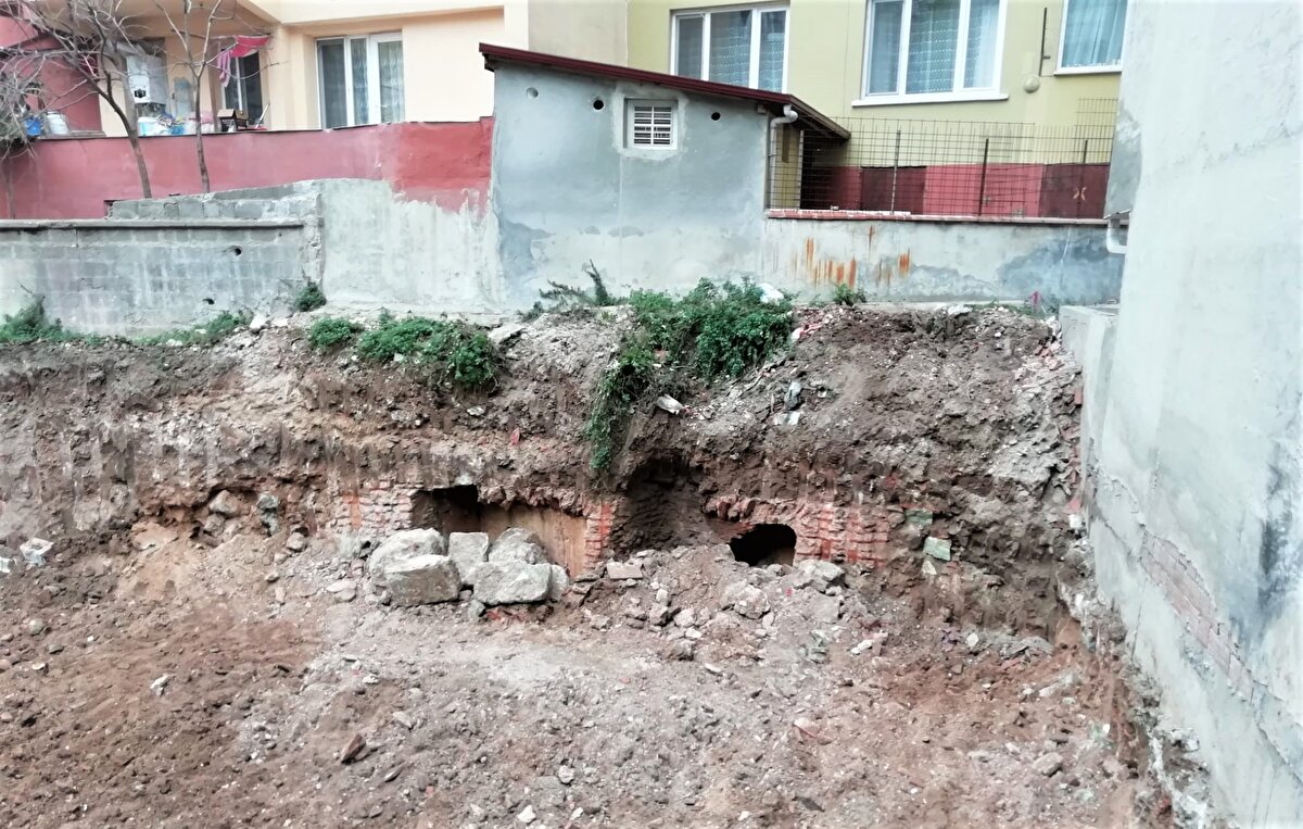 İlk belirlemelere göre, yaklaşık 3 metre genişliğinde 2 bölmeli yapının Bizans döneminden kaldığı tahmin ediliyor.