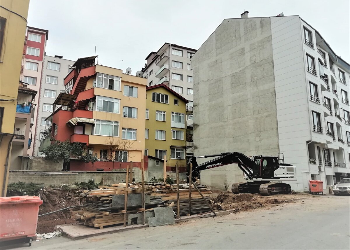 Kayacık Mahallesi Fatih Sultan Mehmet Bulvarı'nda inşaat alanında temel için kazı yapıldığı sırada tarihi eser kalıntılarına ulaşılması üzerine Kocaeli Müze Müdürlüğü yetkililerine bilgi verildi.