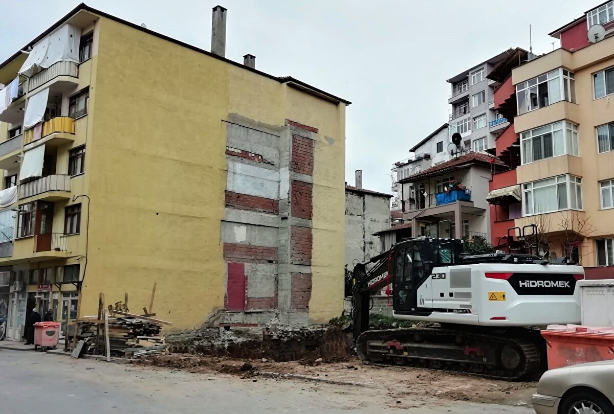 Bölgeye gelen yetkililer, çalışmaların durdurulduğu alanda inceleme yaptı.<br>