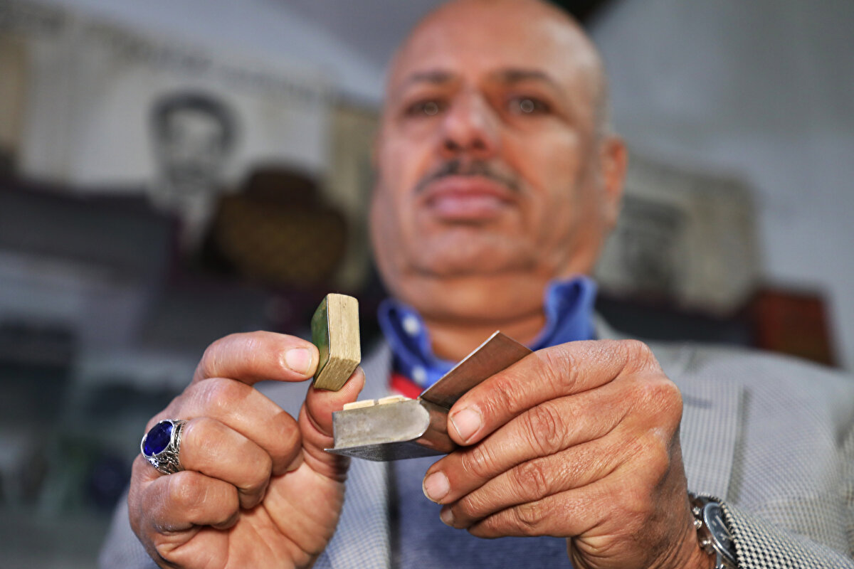 Ürdünlü İbrahim Ahmed Nevvar, antika, kültürel miras ve koleksiyon meraklılarının ilgisini çeken en küçük Kuran-ı Kerim nüshasını kendi kurduğu Kalıcı Halk Mirası Müzesi`nde muhafaza ediyor.<br>