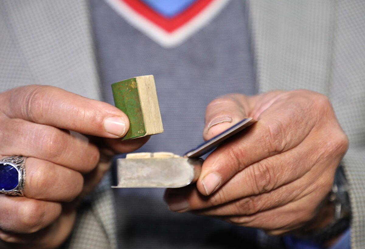 Kuran-ı Kerim`de yazıların çok küçük olması nedeniyle sadece büyüteçle okunabiliyor.<br>