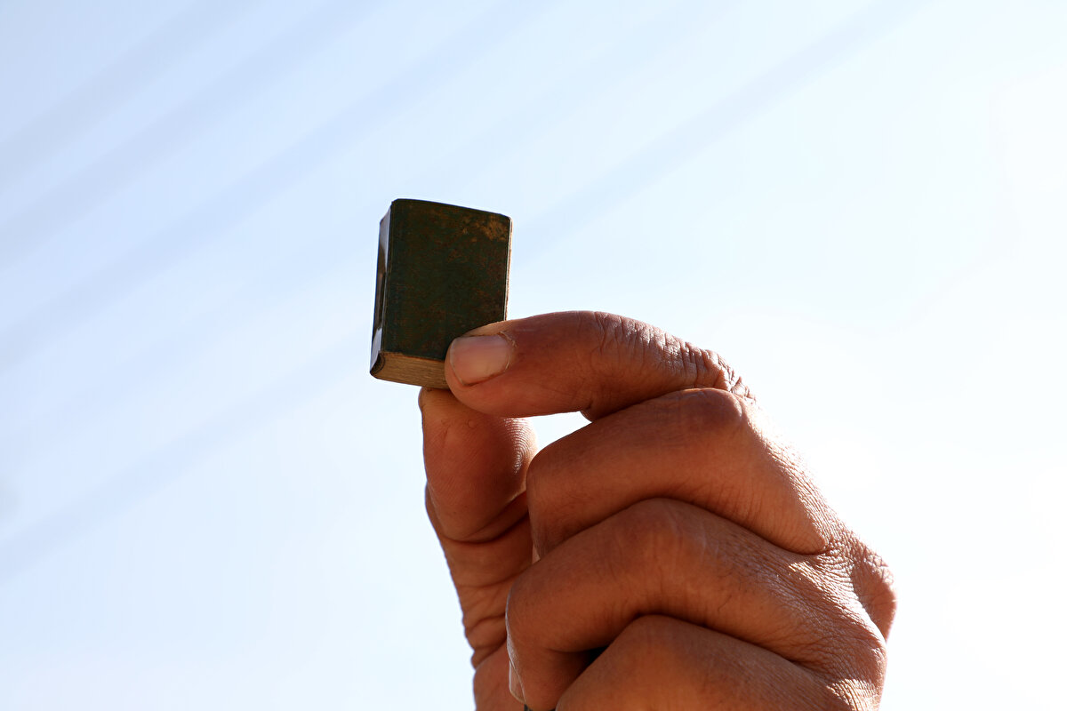 Kuran-ı Kerim 1,50 santimetre genişliğinde, 2,5 santimetre uzunluğunda ve yeşil kapaklı.<br>