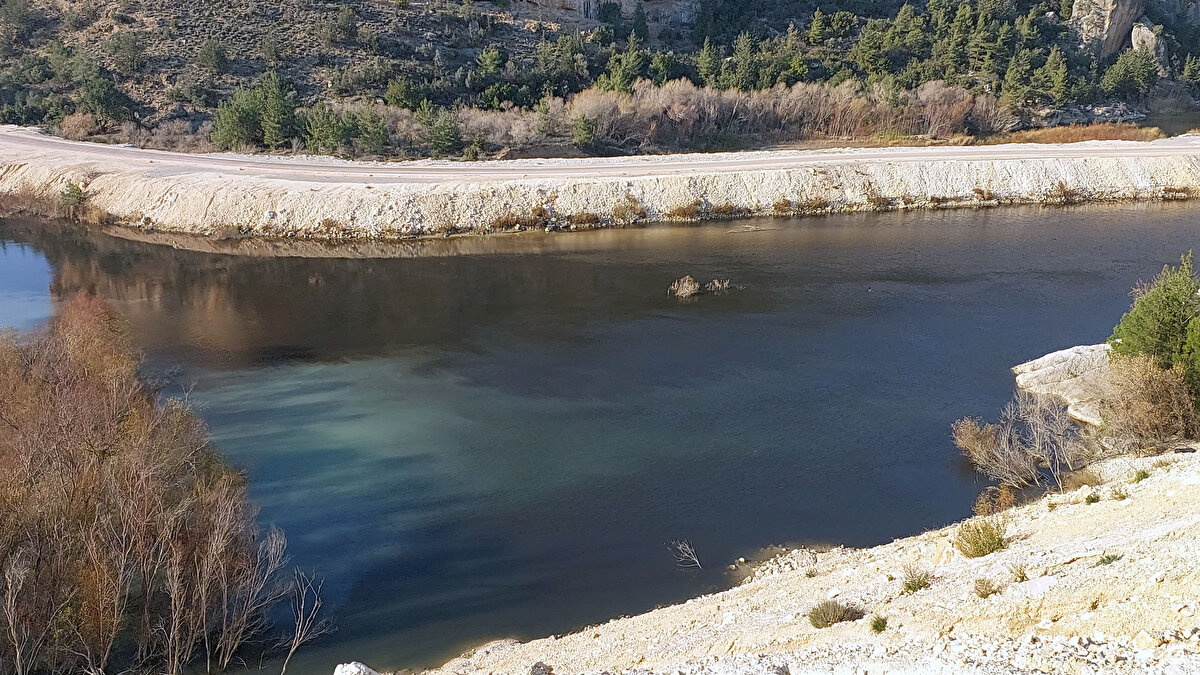 Mersin'in Silifke ilçesinden geçip denize dökülen Göksu Nehri'nde geçen günlerde yaşanan kirlilik bir kez daha görüldü.<br><br>