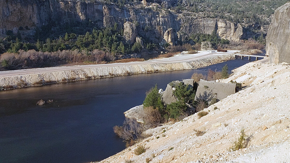 Göksu Nehri, Uluslararası Ramsar Sözleşmesi ile koruma altında olan ve dünyanın en önemli kuş göç yolları üzerindeki Göksu Deltası Kuş Cenneti'nin içinden geçip, denize dökülüyor.<br><br>
