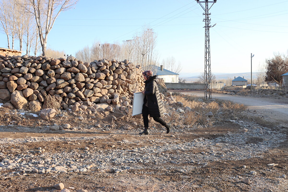 Merkeze 20 kilometre uzaklıktaki Abdal Mezrası İlkokulunda 2 yıldır müdür yetkili öğretmen olarak görev yapan Yıldız, öğrencilerinin iyi bir eğitim alması için çalışırken bir yandan da kadınların okuma yazma öğrenmesi için de çaba gösteriyor.<br><br>Mezrada okuma yazma bilen kadınların oranının yükselmesi için gönüllü olan sınıf öğretmeni Yıldız, yanına aldığı yazı tahtasıyla evleri dolaşıyor, kadınlara ders anlatıyor.