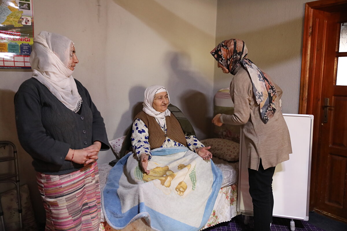 Öğretmenliğin sadece okulla sınırlı olmadığını dile getiren Yıldız, şunları kaydetti:<br><br>"Buradaki evlere gidip kadınlara okuma yazma öğretince çok mutlu oluyorum. Onlar öğrendikçe, daha rahat yaşadıkça ben seviniyorum. Evdeki işleriyle ilgilendikleri için okula gelemeyen velilerimiz çok fazla, evlere gidip onlara yardımcı olmak istiyorum. Normal hayatlarının kolaylaşabilmesi, daha rahat yaşayabilmeleri için elimden geleni yapıyorum. Şu anda 10 kişiye okuma yazma öğretmeye çalışıyorum."