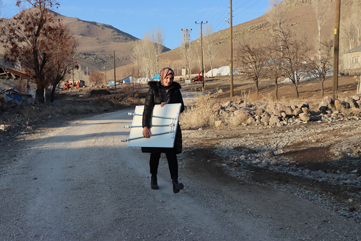 Geçen yıl bu kapsamda 6 kadına okuma yazma öğreten Yıldız, bu dönem de 10 kadının okuma yazma öğrenerek belgelerini almalarını sağlamak istiyor.<br><br>Yarıyıl tatilinde yakınlarının yaşadığı İzmir'e gitmek yerine mezrada kalmayı tercih ettiğini belirten Yıldız, AA muhabirine, okulda açılan kursa çeşitli nedenlerle gelemeyen kadınlara evlerinde okuma yazma eğitimi verdiğini söyledi.