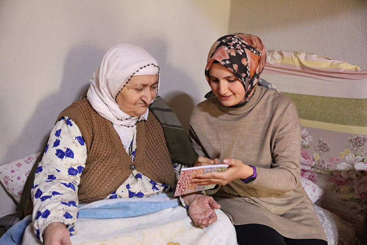 Yıldız'ın veliler için ortaya koyduğu fedakarlığa şahitlik olduklarını ifade eden Alhan, "Öğretmenimiz, yarıyıl tatiline gitmeyerek okuma yazma bilmeyen vatandaşlarımızdan Halk Eğitimi Merkezindeki kurslara gelemeyenlere gönüllü olarak evlerinde ders veriyor. Rabia öğretmenimizin okuma yazma eğitimi verdiği yaklaşık 10 kursiyerimizi evlerinde ziyaret ettik. Öğretmenimizin bu fedakarlığını takdir ediyoruz." diye konuştu.