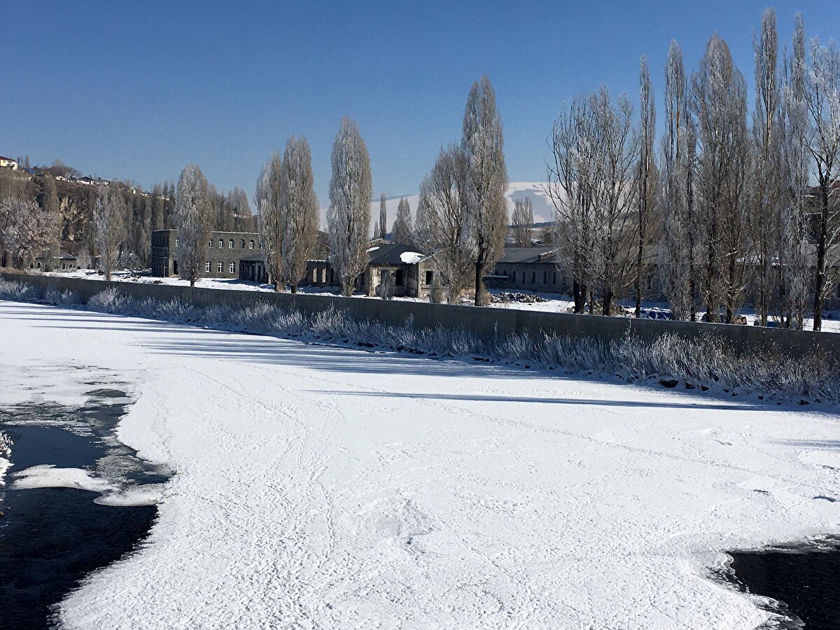 GÖLE EKSİ 28 DERECEYİ GÖRDÜ<br><br>Öte yandan meteoroloji verilerine göre, dün gece en düşük hava sıcaklığı ise Göle ilçesinde ölçüldü.