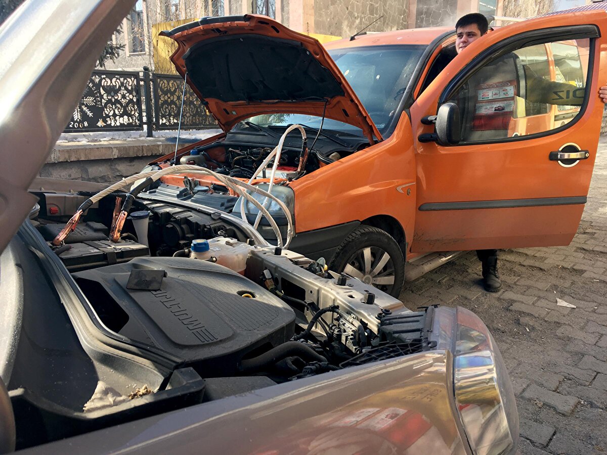 Ardahan'da yaklaşık 1 haftadır dondurucu soğuk etkili olurken, en düşük hava sıcaklığı, sıfırın altında 24,8 derece olarak ölçüldü.