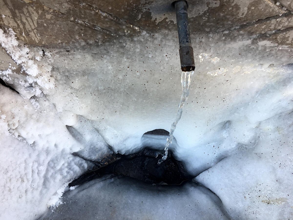 Sürücüler, park halindeki araçlarını çalıştırmak için uzun süre uğraştı. Ağaçlar, kırağıdan beyaza bürünürken, dışarıda yüzeyleri kırağı kaplaması dikkat çekti. Çeşmeler buz tuttu, kapı kilitleri dondu.