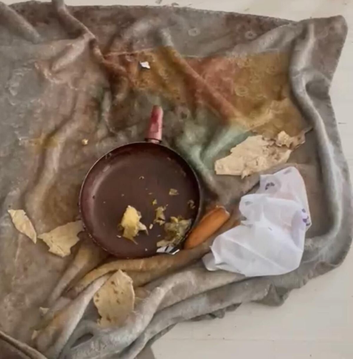 Eyüpsultan Rami Mahallesi Havuzbaşı Sokak'taki bir evden kötü kokular gelmesi ve 3 çocuğun evde yalnız olduğu ihbarı üzerine polis ekipleri Aile ve Sosyal Hizmetler İl Müdürlüğü ekipleriyle birlikte ihbarın geldiği adrese gitti. Ekiplerin kontrol ettiği evde R.S.(7), E.C.S (4) ve U.S (3) isimli çocukların çöp dolu ve ağır tuvalet kokusu olan evde yalnız olduğu belirlendi.