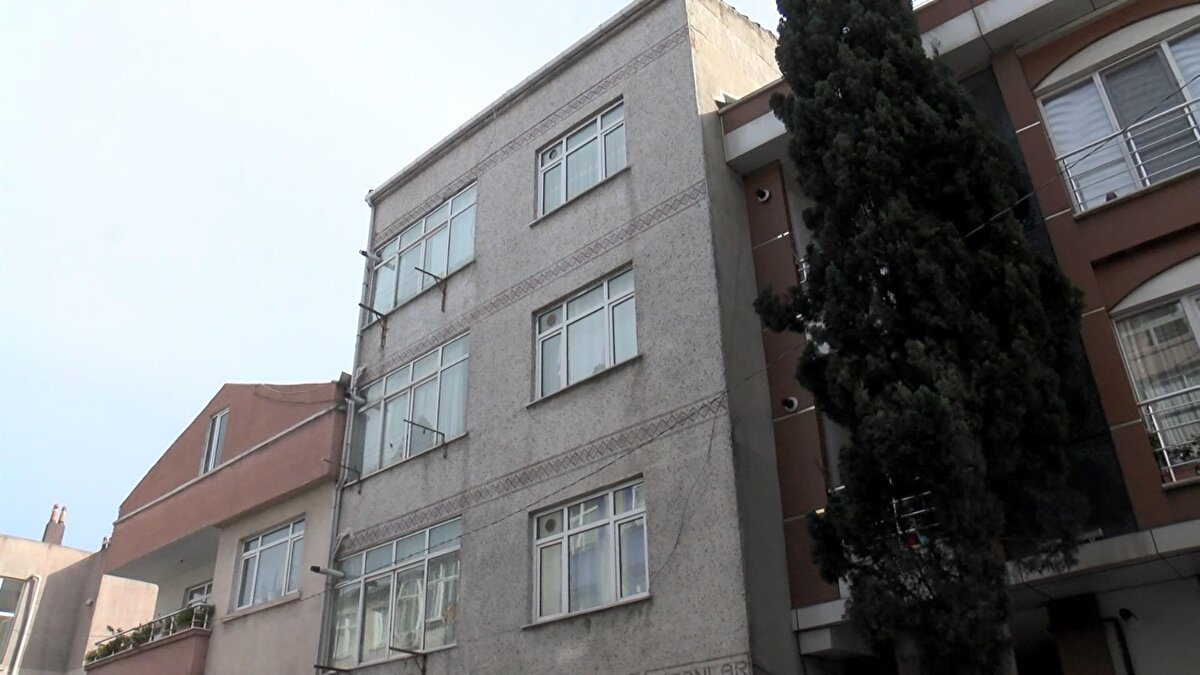 4 yaşındaki E.C.S ve 3 yaşında U.S'nin ise üstleri çıplak olduğu görüldü. Kıyafetleri giydirilen 3 kardeş daha sonra Sultangazi Haseki Eğitim ve Araştırma Hastanesine götürüldü. Sağlık durumları iyi olan çocuklar, Aile ve Sosyal Hizmetler İl Müdürlüğünce koruma altına alındı.